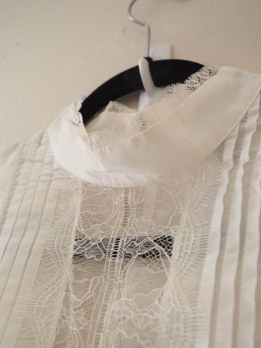 White House Black Market Long Bell Sleeve Lace Blouse sz 4 - Picture 9 of 12